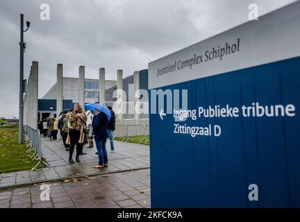 BADHOEVEDORP - Verwandte kommen vor dem Urteil im umfangreichen Strafverfahren über den Abschuss von Flug MH17 in den Justizkomplex Schiphol. Vier Männer werden wegen der Beteiligung an der Katastrophe, bei der alle Insassen getötet wurden, angeklagt. ANP SEM VAN DER WAL niederlande Out - belgien Out Stockfoto