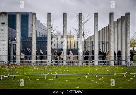 Am 17. November 2022 treffen Verwandte im Justizkomplex Schiphol in Badhoevedorp, Niederlande, ein, bevor sie im umfassenden Strafverfahren über den Abschuss von Flug MH17 urteilen. Vier Männer werden wegen der Beteiligung an der Katastrophe, bei der alle Insassen getötet wurden, angeklagt. ANP SEM VAN DER WAL niederlande Out - belgien Out Stockfoto