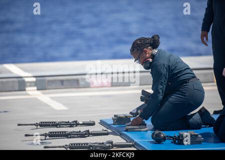 PHILIPPINISCHES MEER (Sept 7, 2022) – Gunner’s Mate 3. Class Nadarajah Washington, aus Monroe, Louisiana, bereitet Zeitschriften für einen M4 Gewehrschuss an Bord des Lenkraketen-Zerstörers USS Zumwalt (DDG 1000) in der philippinischen See vor, 7. September. Zumwalt führt laufende Operationen zur Unterstützung eines freien und offenen Indo-Pacific durch. Stockfoto