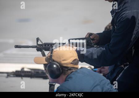 PHILIPPINISCHES MEER (Sept 7, 2022) – Gunners Mate Seaman Martin Aguayo aus Phoenix, Arizona, stellt während eines Schusses an Bord des Lenkraketen-Zerstörers USS Zumwalt (DDG 1000) in der philippinischen See am 7. September ein M4 Gewehr ein. Zumwalt führt laufende Operationen zur Unterstützung eines freien und offenen Indo-Pacific durch. Stockfoto