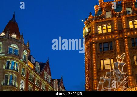 Weihnachten 2022 Lichter an der Vorderseite des Harrods-Stores Knightsbridge London Stockfoto