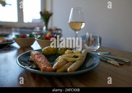 Eine Nahaufnahme aus gedämpften Kartoffeln, flämischem Spargel und gebackenem Lachs auf einem Teller Stockfoto