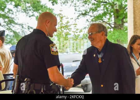 KNOXVILLE, Tennessee. - Im Rahmen der Medal of Honor-Veranstaltungen, die in dieser Woche in ganz Knoxville stattfinden, besuchten mehrere Medal of Honor-Empfänger am Mittwoch, den 7.. September, lokale Gymnasien. Sie kamen mit schwarzen Falkenhubschraubern von Sikorsky an, die von der Armee-Nationalgarde geflogen wurden. Im Gespräch mit den Schülern der Bearden High School waren Generalmajor Patrick H. Brady und Sergeant First Class Sammy L. Davis, die beide während des Vietnamkrieges in der Armee dienten. Nachdem MG Brady und Sgt ihre Geschichten erzählt hatten. 1. die Klasse Davis verließ die Schule über einen schwarzen Falken. Stockfoto