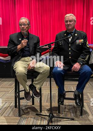 KNOXVILLE, Tennessee. - Im Rahmen der Medal of Honor-Veranstaltungen, die in dieser Woche in ganz Knoxville stattfinden, besuchten mehrere Medal of Honor-Empfänger am Mittwoch, den 7.. September, lokale Gymnasien. Sie kamen mit schwarzen Falkenhubschraubern von Sikorsky an, die von der Armee-Nationalgarde geflogen wurden. Im Gespräch mit den Schülern der Bearden High School waren Generalmajor Patrick H. Brady und Sergeant First Class Sammy L. Davis, die beide während des Vietnamkrieges in der Armee dienten. Nachdem MG Brady und Sgt ihre Geschichten erzählt hatten. 1. die Klasse Davis verließ die Schule über einen schwarzen Falken. Stockfoto