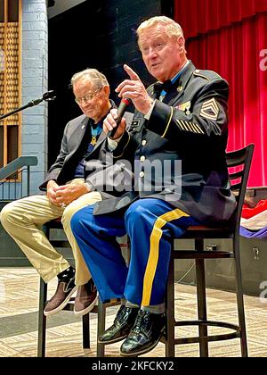 KNOXVILLE, Tennessee. - Im Rahmen der Medal of Honor-Veranstaltungen, die in dieser Woche in ganz Knoxville stattfinden, besuchten mehrere Medal of Honor-Empfänger am Mittwoch, den 7.. September, lokale Gymnasien. Sie kamen mit schwarzen Falkenhubschraubern von Sikorsky an, die von der Armee-Nationalgarde geflogen wurden. Im Gespräch mit den Schülern der Bearden High School waren Generalmajor Patrick H. Brady und Sergeant First Class Sammy L. Davis, die beide während des Vietnamkrieges in der Armee dienten. Nachdem MG Brady und Sgt ihre Geschichten erzählt hatten. 1. die Klasse Davis verließ die Schule über einen schwarzen Falken. Stockfoto