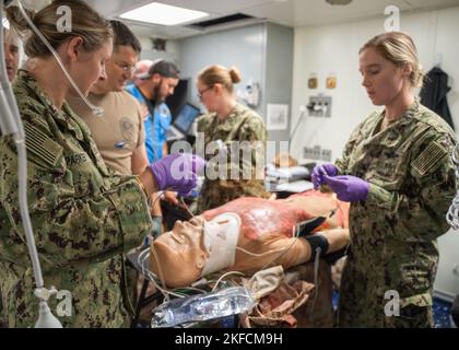 NORFOLK (Sept 7, 2022) die Chirurgen des Expeditionary Resuscitative Surgical System (ERSS) und des Krankenhauspitals, die dem Naval Medical Center Portsmouth zugewiesen wurden, führen während eines realistischen Test-of-Concept an Bord des Docks der Whidbey Island-Klasse, USS Tortuga (LSD-46), 7. September 2022, Notfalloperationen und erweiterte Traumaversorgung an Schaufensterpuppen durch. ERSS wurde entwickelt, um fortgeschrittene medizinische Fähigkeiten an der nächsten Verletzungsstelle zu bieten, entweder auf dem Wasser, unter Wasser oder an Land während der Kampf- oder Notfalleinsätze in einer verteilten Meeresumwelt. Stockfoto