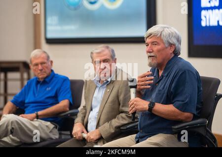 WASHINGTON D.C. (Sept 7, 2022) von rechts nach links sprechen die ehemaligen Master Chief Petty Officers of the Navy (MCPONs) Terry Scott, 10. MCPON, James Herdt, der MCPON 9. und Duane R. Bushey, der MCPON 7., mit der angereisten Führung beim 2022 Senior Enlisted Leadership Mess Symposium. Das Leadership Mess setzt sich aus Kommandochefs (CMC) zusammen, die nummerierte Flotten, Einsatzkräfte und verschiedene Flaggenoffizier-Details bedienen. Das jährliche Symposium bietet Führungskräften die Möglichkeit, bewährte Verfahren zu sehen, zu lösen und auszutauschen, während sie Ideen und Feedback an die Führungskräfte austauschen, um sich einzubringen Stockfoto