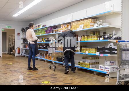 Rotterdam West Delfshaven. Die Lebensmittelbank verfügt über einen eigenen Supermarkt am Mathenesserweg. Kunden kaufen ein. Sie können nun ihr eigenes Lebensmittelpaket zusammenstellen und werden von Freiwilligen unterstützt. Foto: ANP / Hollandse Hoogte / Hans van Rhoon niederlande Out - belgien Out Stockfoto