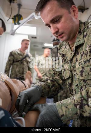 NORFOLK (Sept 7, 2022) die Chirurgen des Expeditionary Resuscitative Surgical System (ERSS) und des Krankenhauspitals, die dem Naval Medical Center Portsmouth zugewiesen wurden, führen während eines realistischen Test-of-Concept an Bord des Docks der Whidbey Island-Klasse, USS Tortuga (LSD-46), 7. September 2022, Notfalloperationen und erweiterte Traumaversorgung an Schaufensterpuppen durch. ERSS wurde entwickelt, um fortgeschrittene medizinische Fähigkeiten an der nächsten Verletzungsstelle zu bieten, entweder auf dem Wasser, unter Wasser oder an Land während der Kampf- oder Notfalleinsätze in einer verteilten Meeresumwelt. Stockfoto