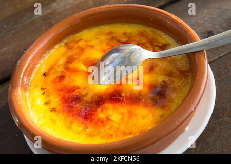 Creme Brulee mit Karamellkruste gekrönt Stockfoto