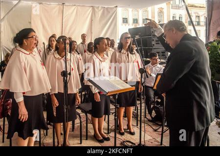 Salvador, Bahia, Brasilien - 26. Mai 2016: Katholiken singen im Kirchenchor für die Ehrung des Corpus christ in der Stadt Salvador, Brasilien. Stockfoto