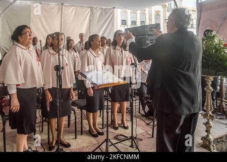 Salvador, Bahia, Brasilien - 26. Mai 2016: Katholiken singen im Kirchenchor für die Ehrung des Corpus christ in der Stadt Salvador, Brasilien. Stockfoto