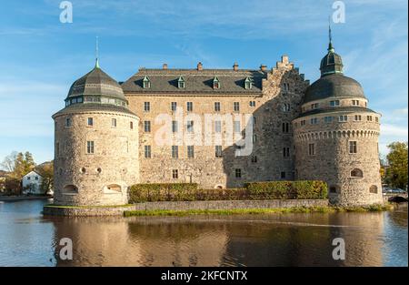 Die Burg Örebro wurde im 14.. Jahrhundert begonnen, später jedoch als Renaissanceschloss umgebaut. Es war eine königliche Burg und war Teil von vielen Histori Stockfoto