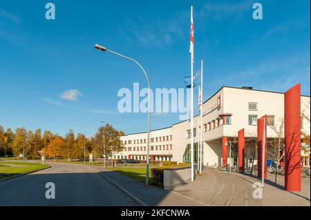 Universität Örebro im Herbst in Schweden. Sie erhielt 1999 den Status einer Universität und zählt derzeit rund 17000 Studierende. Stockfoto