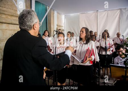 Salvador, Bahia, Brasilien - 26. Mai 2016: Katholiken singen im Kirchenchor für die Ehrung des Corpus christ in der Stadt Salvador, Brasilien. Stockfoto