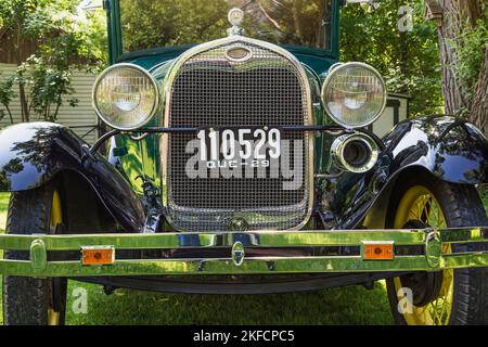 Vorderteil des 1929 Ford Model Ein klassisches Auto in Grün mit schwarzen Kotflügeln. Stockfoto