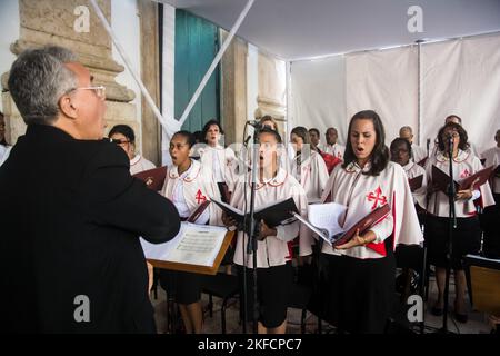 Salvador, Bahia, Brasilien - 26. Mai 2016: Katholiken singen im Kirchenchor für die Ehrung des Corpus christ in der Stadt Salvador, Brasilien. Stockfoto