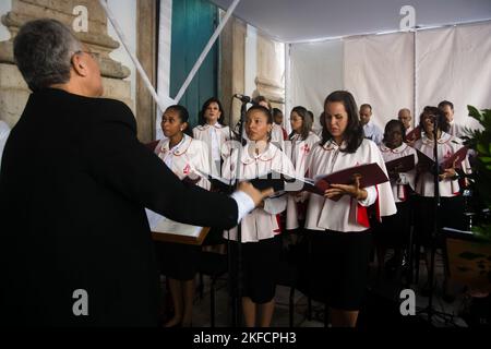 Salvador, Bahia, Brasilien - 26. Mai 2016: Katholiken singen im Kirchenchor für die Ehrung des Corpus christ in der Stadt Salvador, Brasilien. Stockfoto