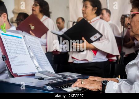 Salvador, Bahia, Brasilien - 26. Mai 2016: Katholiken singen im Kirchenchor für die Ehrung des Corpus christ in der Stadt Salvador, Brasilien. Stockfoto
