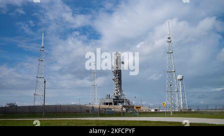 Cape Canaveral, Florida, USA. 16.. November 2022. Der mobile Trägerrakete wird auf dem Launch Pad 39B nach dem frühen Start der NASAs Space Launch System-Rakete mit der Orion-Sonde im NASAs Kennedy Space Center in Florida gesehen. Die NASAs Artemis I-Mission ist der erste integrierte Flugtest der Tiefenraumexplorationssysteme der Agencys: Die Raumsonde Orion, das Space Launch System (SLS) und Bodensysteme. SLS und Orion starteten um 1:47 Uhr EST, von Launch Pad 39B im Kennedy Space Center. (Bild: © Joel Kowsky/NASA via ZUMA Press Wire Service) Stockfoto