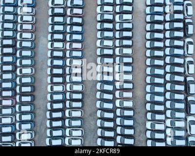 NANNING, CHINA - 16. NOVEMBER 2022 - Luftfoto vom 16. November 2022 zeigt Autos zum Verkauf und verschiedene neue Energiefahrzeuge auf einem Parkplatz in Nannin Stockfoto