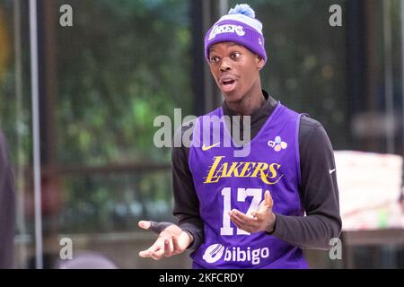 Los Angeles, USA. 17.. November 2022. Bundesbasketballspieler Dennis Schröder Gesten während des Trainings. Der Spieler aus Braunschweig ist dabei, sein Comeback mit den Los Angeles Lakers zu feiern. Quelle: Maximilian Haupt/dpa/Alamy Live News Stockfoto