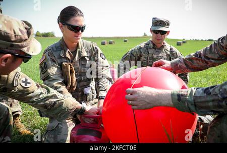 2. LT. Brilee Vargason, ein Mount Pleasant, Iowa, gebürtiger und Zugführer, der der Truppe A, 1. Squadron, 113. Cavalry Regiment, Iowa Army National Guard, zugewiesen wurde, bläst während einer Fallflug- und Schleuderlastübung im Rahmen eines U.S. Pathfinder Course im Camp Dodge in Johnston, Iowa, einen Ballon auf Am 8. September 2022. Der Ballon wurde freigegeben, um die Winddrift und andere notwendige Daten zu ermitteln. Fast 30 Soldaten absolvierten den Kurs, der von einem mobilen Trainingsteam im Warrior Training Center der Army National Guard in Fort Benning, Georgia, unterrichtet wurde. Army Pathfinders sind für die Navigation geschult Stockfoto