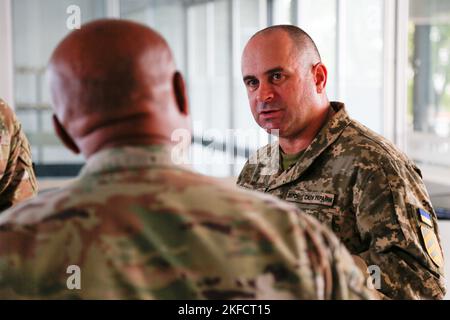 Ukrainischer Obermeister Sgt. Oleksandr Kosynskyi, der Kommandoführer der Streitkräfte der Ukraine, spricht mit dem hochrangigen Berater Tony Whitehead, dem SEEFAHRER, während der Obersten Hauptverwaltung der Alliierten Mächte Europa International Command Senior Enlisted Conference in Casteau, Belgien, am 7. September 2022. Stockfoto