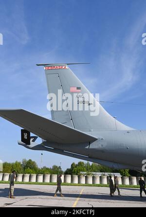 Flugpersonal und Wartungspersonal des 155. Air Betanking Wing führen Nachflugoperationen auf dem KC-135R Stratotanker durch, 7. September 2022. Wachmänner und Reserve-Bürger-Luftwaffe leisten kritische Unterstützung durch das Einsatzgebiet der USAFE-AFRIKA, indem sie in eine Vielzahl von Nationen einreisen und mit ihnen interagieren. Stockfoto