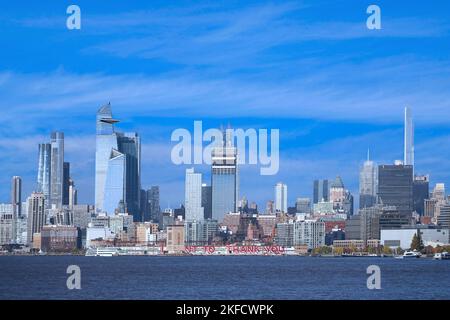 New York, NY - November 2021: Skyline von Manhattan zeigt das große Wandgemälde „Ich möchte dir danken“ am Pier 40 des Hudson River Parks. Stockfoto