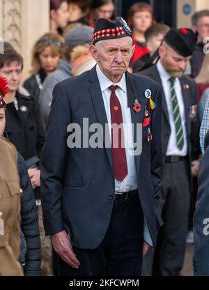 13. November 2022. Elgin, Moray, Schottland. Dies ist von der Remembrance Parade und der Wreath Laying am war Memorial auf der Elgin High Street. Stockfoto