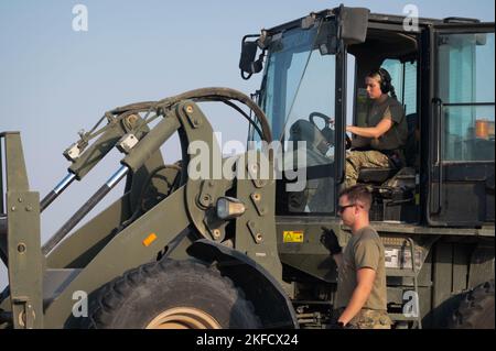 U.S. Air Force Senior Airman Jacob Pierson, 386. Expeditionary Logistics Readiness Squadron Bodentransportbetreiber, unten, trainiert Airman 1. Klasse Josephine Bock, 386. Expeditionary Force Support Squadron Schichtleiter, über den Betrieb eines Teleskopladers während der Operation Agile Spartan III an einem nicht bekannt gegebenen Ort, 7. September 2022. Flieger aus mehreren Staffeln erhielten eine Schulung zum Betrieb von Gabelstaplern, Bombenladern und anderen Fähigkeiten, wie man ein Flugzeug so schnell wie möglich herunterladen kann. Stockfoto