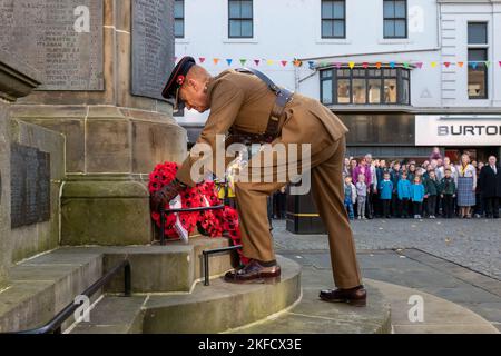 13. November 2022. Elgin, Moray, Schottland. Dies ist von der Remembrance Parade und der Wreath Laying am war Memorial auf der Elgin High Street. Stockfoto