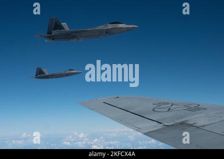 Die ein- und ausgehenden Kommandeure des 154.-Flügels fliegen F-22 Raptors in Formation mit einem KC-135 Stratotanker am 7. September 2022 in der Nähe von Oahu, Hawaii. Der Routine-Trainingsflug diente als Befehlswechsel während des Fluges als Brig. General dann S. Carlson gab das Kommando über den größten Flügel der Air National Guard an Oberst Phillip L. Mallory ab. Stockfoto