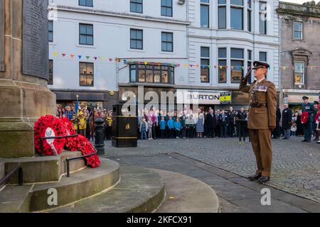 13. November 2022. Elgin, Moray, Schottland. Dies ist von der Remembrance Parade und der Wreath Laying am war Memorial auf der Elgin High Street. Stockfoto