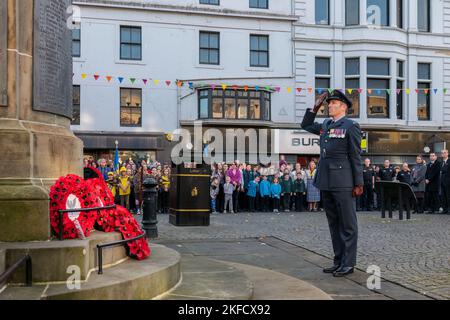 13. November 2022. Elgin, Moray, Schottland. Dies ist von der Remembrance Parade und der Wreath Laying am war Memorial auf der Elgin High Street. Stockfoto