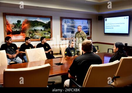 Der Kommandant der YPG, Oberst Patrick McFall, begrüßte die jungen Rekruten mit einem Blick auf die Mission der YPG und testte und bewerte fast alles im Kriegszeitarsenal des US-Militärs. Ausrüstung, auf die sich die jungen Rekruten während ihrer Zeit in der Armee eines Tages verlassen könnten. Stockfoto