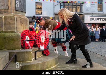 13. November 2022. Elgin, Moray, Schottland. Dies ist von der Remembrance Parade und der Wreath Laying am war Memorial auf der Elgin High Street. Stockfoto