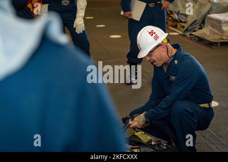 220907-N-RU001-1003 SAN DIEGO (SEPT 7 7, 2022) Matthew CarPenter, der aus Yorba Linda, Kalifornien, stammt, führt während einer Schadenskontrollübung an Bord des Flugzeugträgers USS Carl Vinson (CVN 70) der Nimitz-Klasse eine Schulung zum Thema Brandbekämpfung durch. Vinson befindet sich derzeit in seinem Heimathafen San Diego auf dem Pierside. Stockfoto