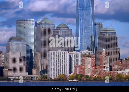 Nahaufnahme großer Gebäude in Lower Manhattan, darunter das One World Trade Center und das World Financial Center Stockfoto