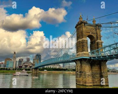 Eine schöne Aussicht auf die John A. Roebling Hängebrücke in Cincinnati, Ohio. Stockfoto