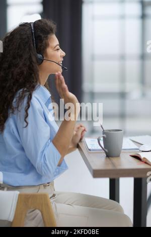 Unterstützung des Telefonanbieters im Headset, während Sie im Büro sind Stockfoto