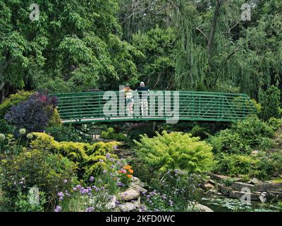 Ein Paar, das auf der Brücke des Gartens von Claude Monet in Giverny, Frankreich, steht Stockfoto