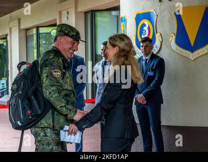 Sarah Farnsworth, Office of the Secretary of Defense Protocol, begrüßt am 8. September 2022 ein Mitglied der ukrainischen Verteidigungskontaktgruppe am Luftwaffenstützpunkt Ramstein. Mitglieder der NATO und anderer Nationen trafen sich, um sowohl den aktuellen als auch den künftigen Verteidigungsbedarf der Ukraine zu erörtern. CJCS, NATO, SECDEF, UDCG, Kontaktgruppe Verteidigung der Ukraine, Stockfoto