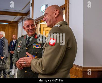 Die Delegierten treffen sich am 8. September 2022 in der Ukraine Defense Contact Group am Luftwaffenstützpunkt Ramstein. Verteidigungsminister und führende Politiker aus 50 Ländern nahmen persönlich und virtuell an dem Treffen teil, um die Unterstützung der NATO-Alliierten und -Partner zu erörtern. CJCS, NATO, SECDEF, UDCG, Kontaktgruppe Verteidigung der Ukraine, Stockfoto