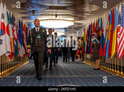 Die Delegierten treten in die Ukraine Defense Contact Group am Luftwaffenstützpunkt Ramstein ein, Deutschland, 8. September 2022. Verteidigungsminister und führende Politiker aus 50 Ländern nahmen persönlich und virtuell an dem Treffen teil, um die Unterstützung der NATO-Alliierten und -Partner zu erörtern. CJCS, NATO, SECDEF, UDCG, Kontaktgruppe Verteidigung der Ukraine, Stockfoto