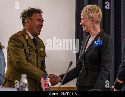Celeste Wallander, rechts, stellvertretende Verteidigungsministerin für internationale Sicherheitsangelegenheiten im Büro des Verteidigungsministers für Politik, begrüßt ein Mitglied der Ukraine-Verteidigungskontaktgruppe am Luftwaffenstützpunkt Ramstein, Deutschland, 8. September 2022. Verteidigungsminister und führende Politiker aus 50 Ländern nahmen persönlich und virtuell an dem Treffen teil, um die Unterstützung der NATO-Alliierten und -Partner zu erörtern. CJCS, NATO, SECDEF, UDCG, Kontaktgruppe Verteidigung der Ukraine, Stockfoto
