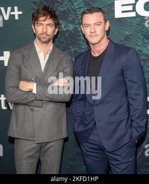 Michiel Huisman und Luke Evans besuchen am 16. November 2022 Apple TV+s 'Echo 3'-Premiere im Walter Reade Theater in New York Stockfoto