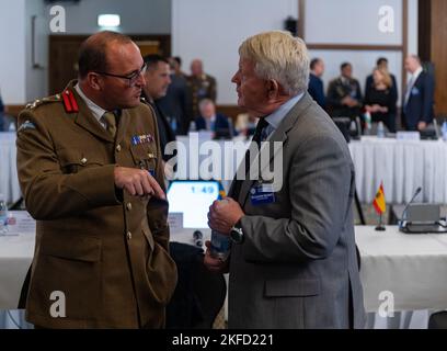 Die Delegierten der Ukraine Defense Contact Group diskutieren Themen während des Treffens auf dem Luftwaffenstützpunkt Ramstein, Deutschland, 8. September 2022. Verteidigungsminister und Schlüsselverantwortliche aus mehr als 40 Ländern trafen sich, um die anhaltende Krise in der Ukraine und verschiedene Fragen zu erörtern, mit denen die Alliierten und Partner der USA konfrontiert sind. Dies ist das fünfte UDCG-Treffen und das zweite Mal, dass die Veranstaltung im RAB veranstaltet wurde. CJCS, NATO, SECDEF, UDCG, Kontaktgruppe Verteidigung der Ukraine, Stockfoto