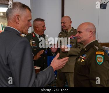 General Christopher G. Cavoli, Oberster Alliierter Kommandeur Europa, Rechts, spricht mit Delegierten der ukrainischen Verteidigungskontaktgruppe während des fünften Treffens der UDCG auf dem Luftwaffenstützpunkt Ramstein am 8. September 2022. Die USA werden weiterhin Bündnispartner und Partner konsultieren, um dem ukrainischen Volk bei der Verteidigung seines Landes und seiner Demokratie zusätzliche Unterstützung zu gewähren. Dies ist das zweite Mal, dass die UDCG in Ramstein stattfindet. CJCS, NATO, SECDEF, UDCG, Kontaktgruppe Verteidigung der Ukraine, Stockfoto